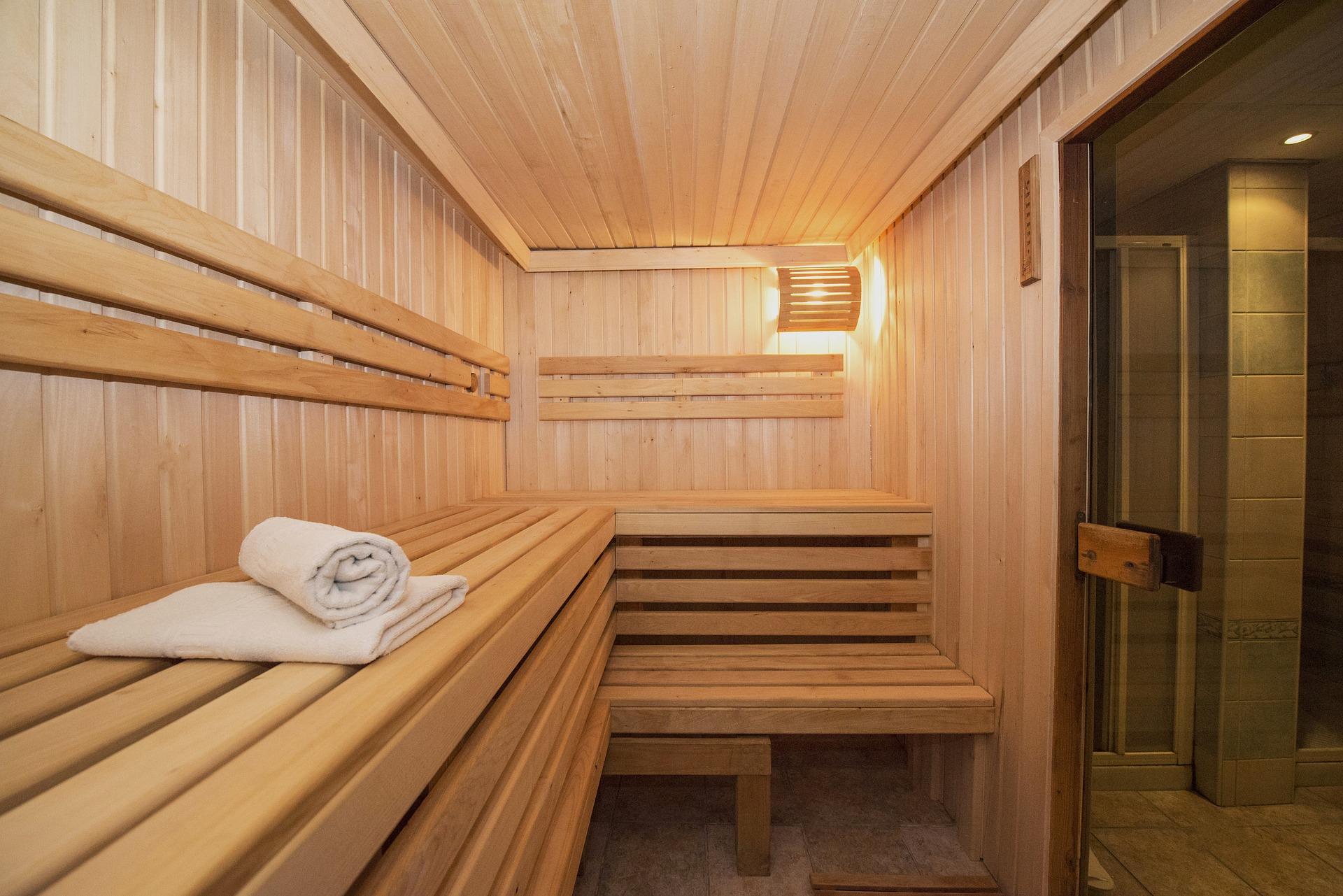 ten tweede toezicht houden op hand Hoe kun je goedkoop naar de sauna? | DIK.NL