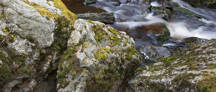 Wat is een leuke camping aan een rivier in de Ardennen?