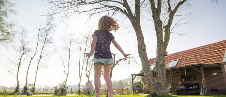 Waar houd je rekening mee bij het plaatsen van een speeltoestel in de tuin?