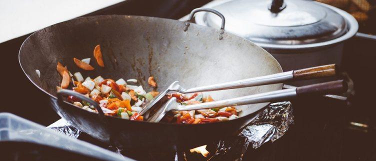8 tips om een aangebrande pan schoon te maken